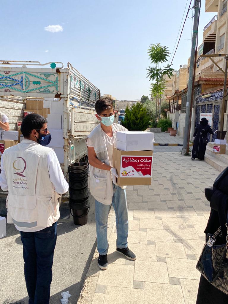 السفير القطري يشرف على توزيع طرود خير على محتاجين .. صور 