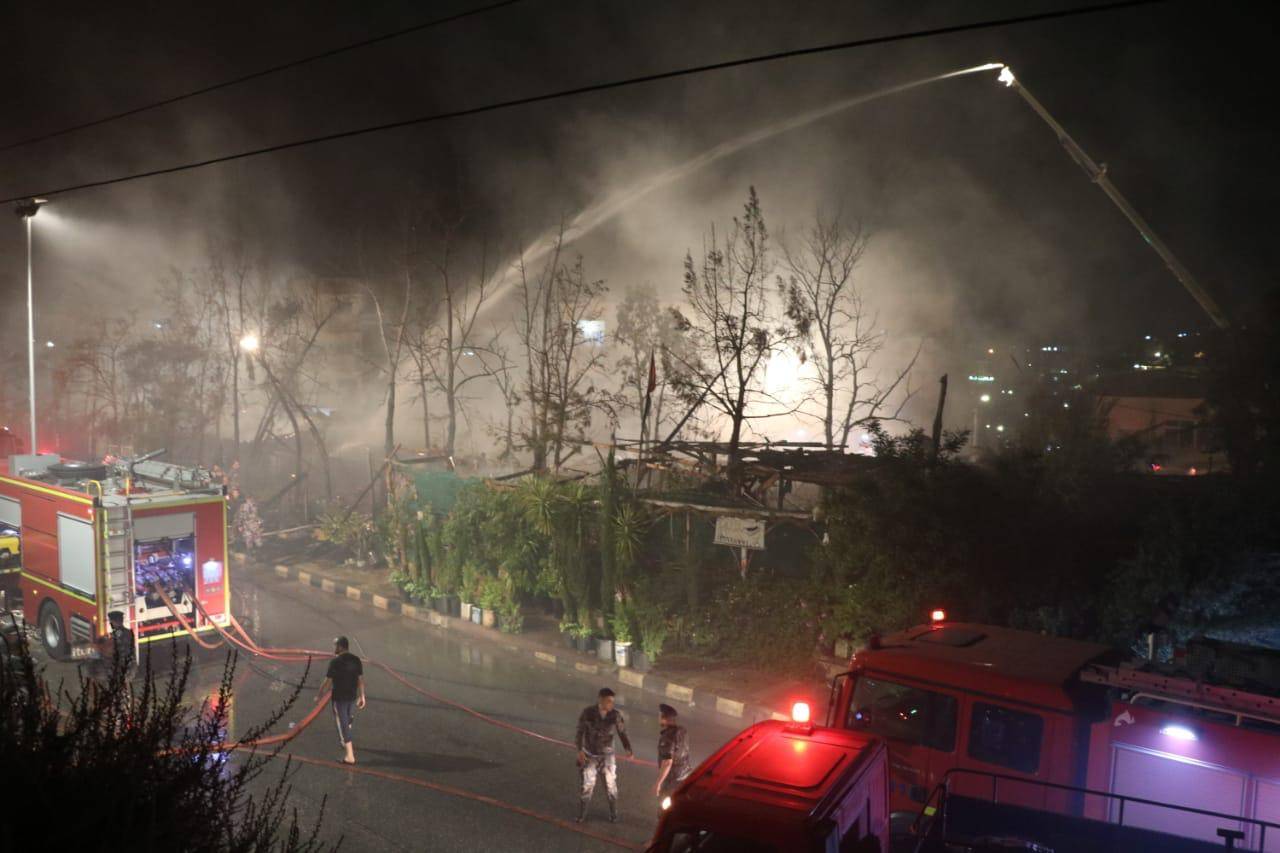 الدفاع المدني يخمد حريق في السوق الشعبي ومشتل في منطقة النصر .. صور 