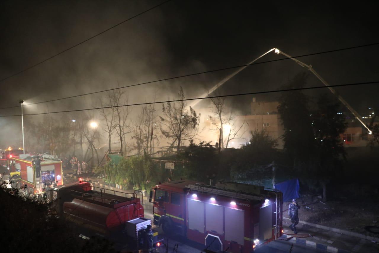 الدفاع المدني يخمد حريق في السوق الشعبي ومشتل في منطقة النصر .. صور 