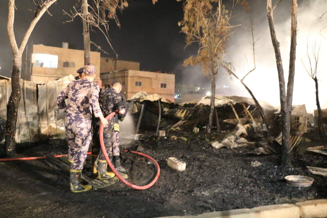 الدفاع المدني يخمد حريق في السوق الشعبي ومشتل في منطقة النصر .. صور 