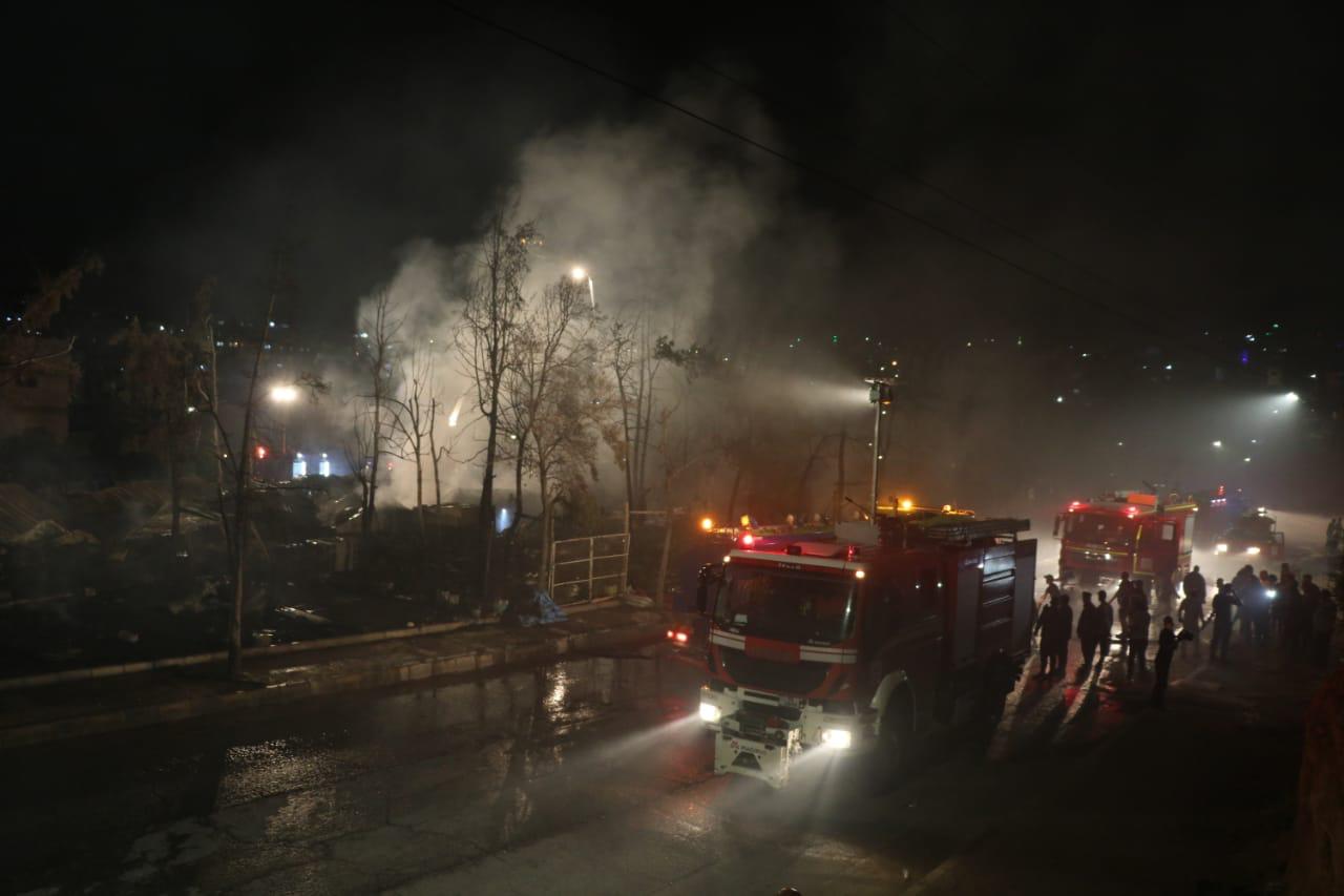 الدفاع المدني يخمد حريق في السوق الشعبي ومشتل في منطقة النصر .. صور 