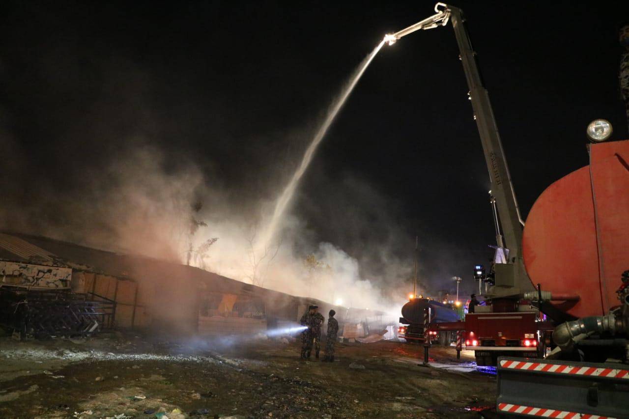 الدفاع المدني يخمد حريق في السوق الشعبي ومشتل في منطقة النصر .. صور 