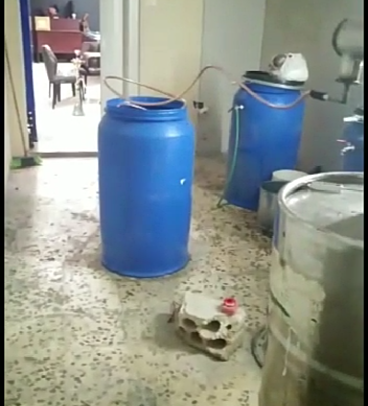 ضبط شخص يقوم بتصنيع خمور بصورة مخالفة للقانون داخل احد المحال التجارية بالزرقاء .. فيديو