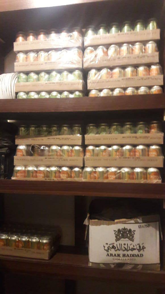 ضبط شخصين قاما ببيع وتخزين كميات من المشروبات الروحية في احد المنازل بالعاصمة