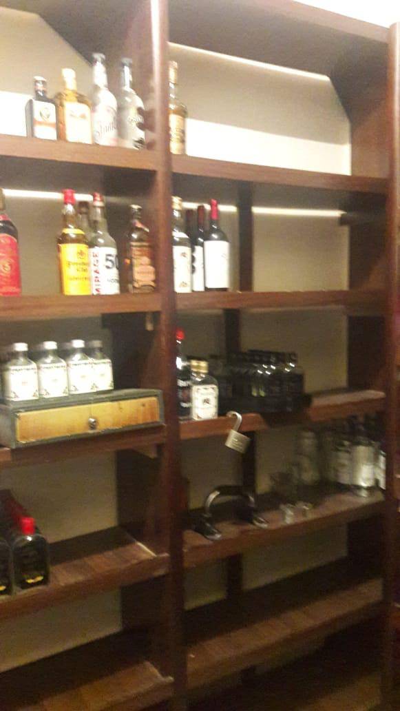 ضبط شخصين قاما ببيع وتخزين كميات من المشروبات الروحية في احد المنازل بالعاصمة