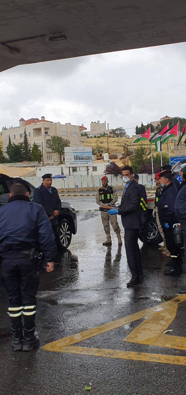 بالصور .. الحواتمة يتفقد المرتبات العاملة في الميدان صبيحة يوم العيد 