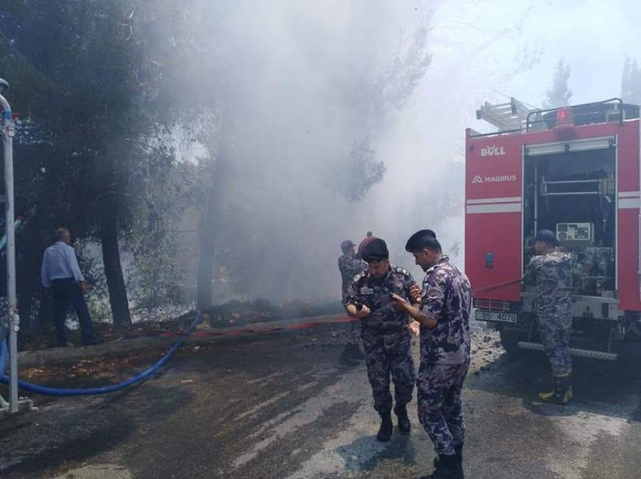 إخماد حريق في حي السقيرية بالفحيص والبلدية تدعو المواطنين لإزالة الأعشاب الجافة من أراضيهم
