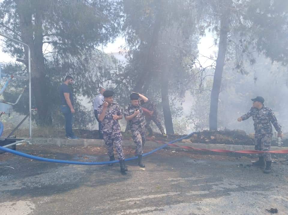 إخماد حريق في حي السقيرية بالفحيص والبلدية تدعو المواطنين لإزالة الأعشاب الجافة من أراضيهم 