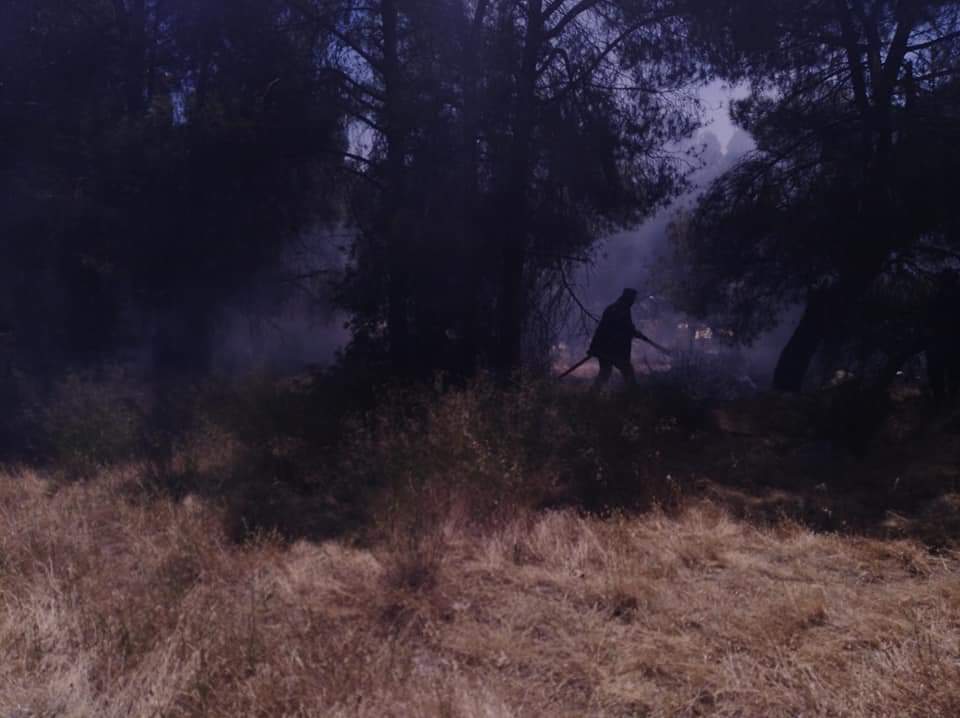 إخماد حريق في حي السقيرية بالفحيص والبلدية تدعو المواطنين لإزالة الأعشاب الجافة من أراضيهم 