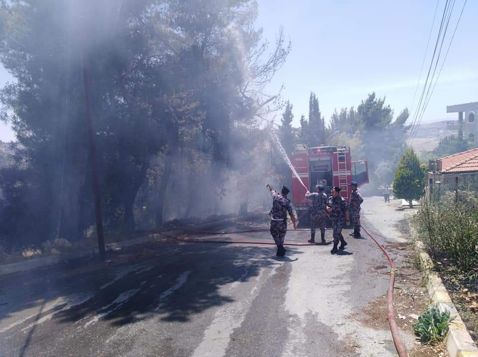 إخماد حريق في حي السقيرية بالفحيص والبلدية تدعو المواطنين لإزالة الأعشاب الجافة من أراضيهم 