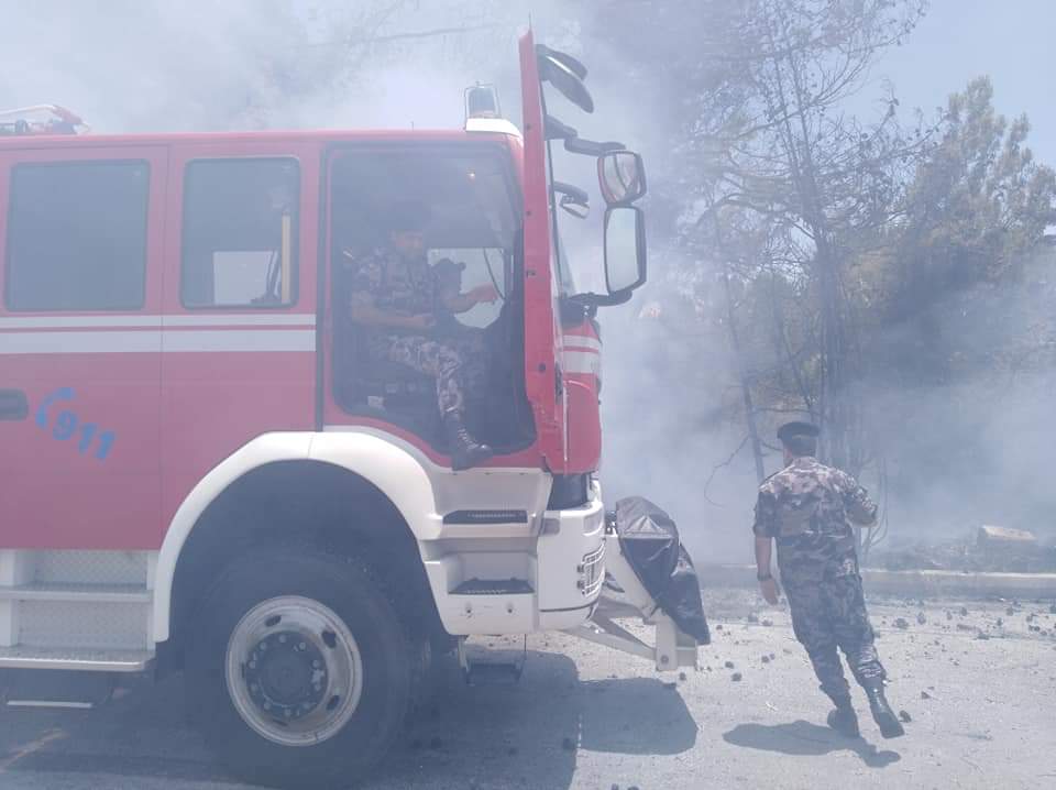 إخماد حريق في حي السقيرية بالفحيص والبلدية تدعو المواطنين لإزالة الأعشاب الجافة من أراضيهم 