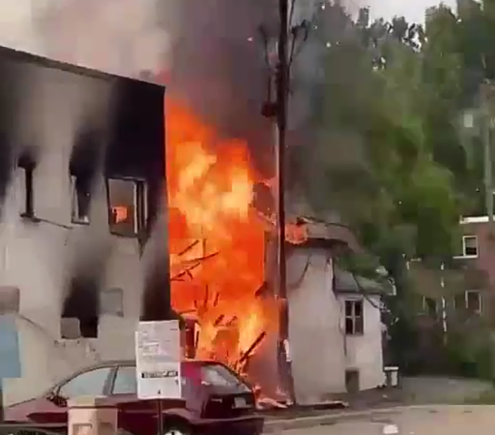 امريكا : مواجهات عنيفة بين الشرطة والمتظاهرين واعمال حرق وتخريب في ولاية مينابوليس .. فيديو