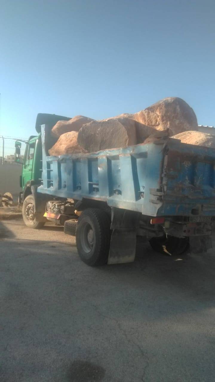 وزارة المياه والري: ضبط شاحنتين محملتين بالبازلت المستخرج بطريقة مخالفة في الهاشمية والغويرية