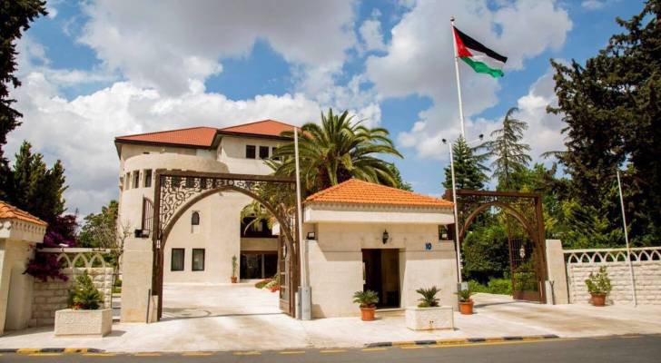 رئيس الوزراء يصدر بلاغاً لتوضيح آلية صرف رواتب شهري أيار وحزيران للقطاع الخاص