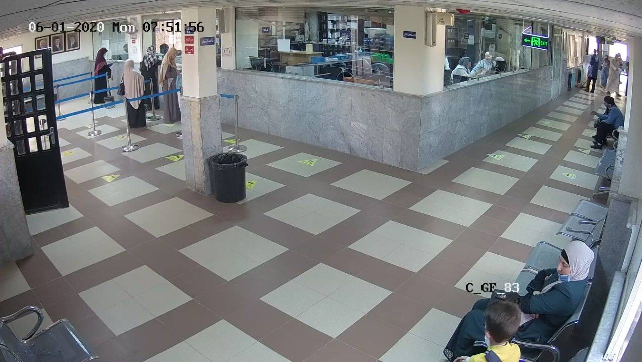 مدير البشير : قمنا بتجهيز الساحة الخارجية من أمام مدخل العيادات ووضع مقاعد فردية متباعدة 