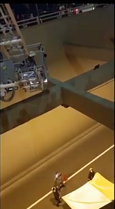 نشامى الدفاع المدني ينققذون قطة علقت فوق قواطع إسمنتية بإرتفاع 13 متر .. فيديو