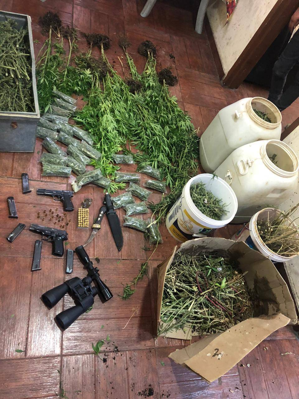 القاء القبض على مطلوب بقضايا القتل العمد وضبط كمية من اشتال الماريجوانا المخدرة 