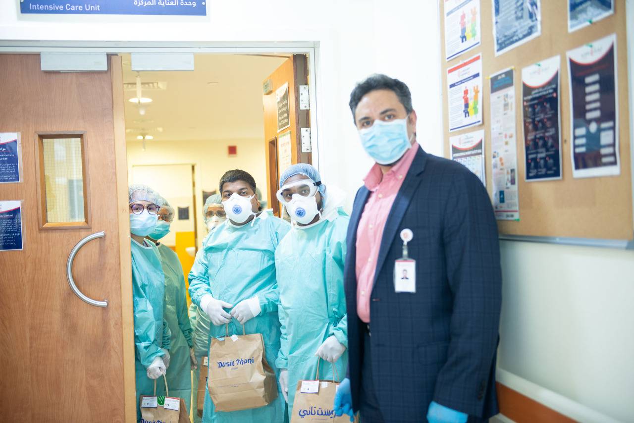 تطبيق فودكارما يتعاون مع شركائه ويوصل وجبات مجانية لأبطال الخطوط الأمامية بمستشفى الزهراء دبي