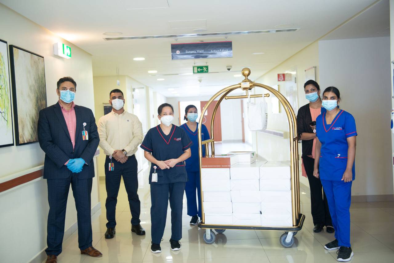 تطبيق فودكارما يتعاون مع شركائه ويوصل وجبات مجانية لأبطال الخطوط الأمامية بمستشفى الزهراء دبي