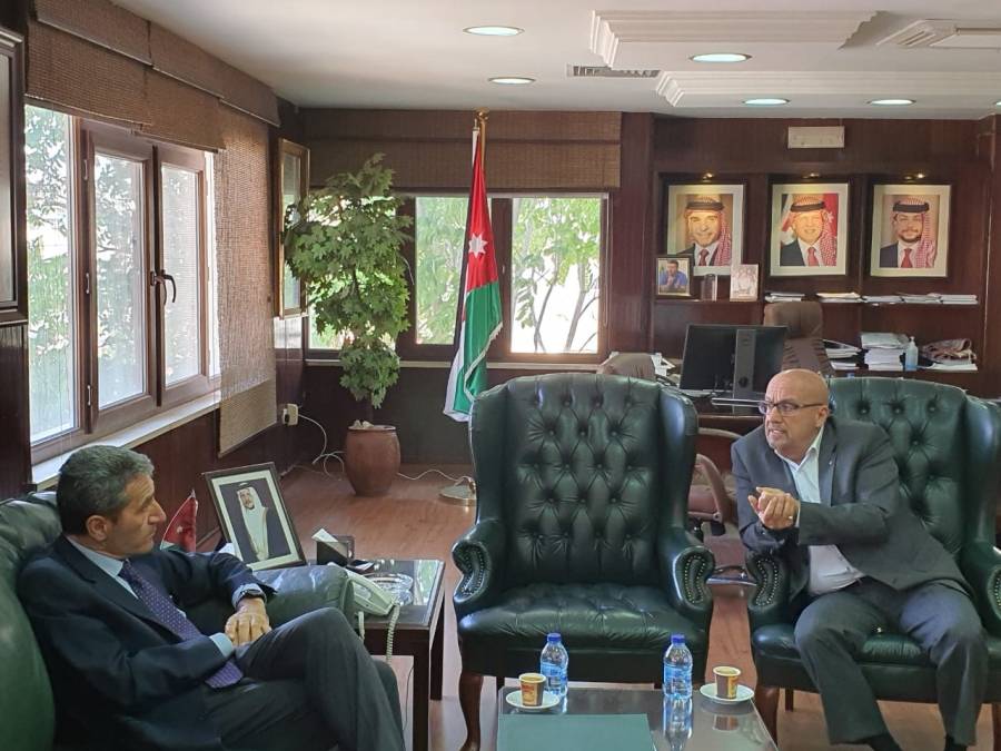 وزير المياه والري يبحث مع السفير الايطالي التعاون في تنفيذ عدد من المشاريع المائيه