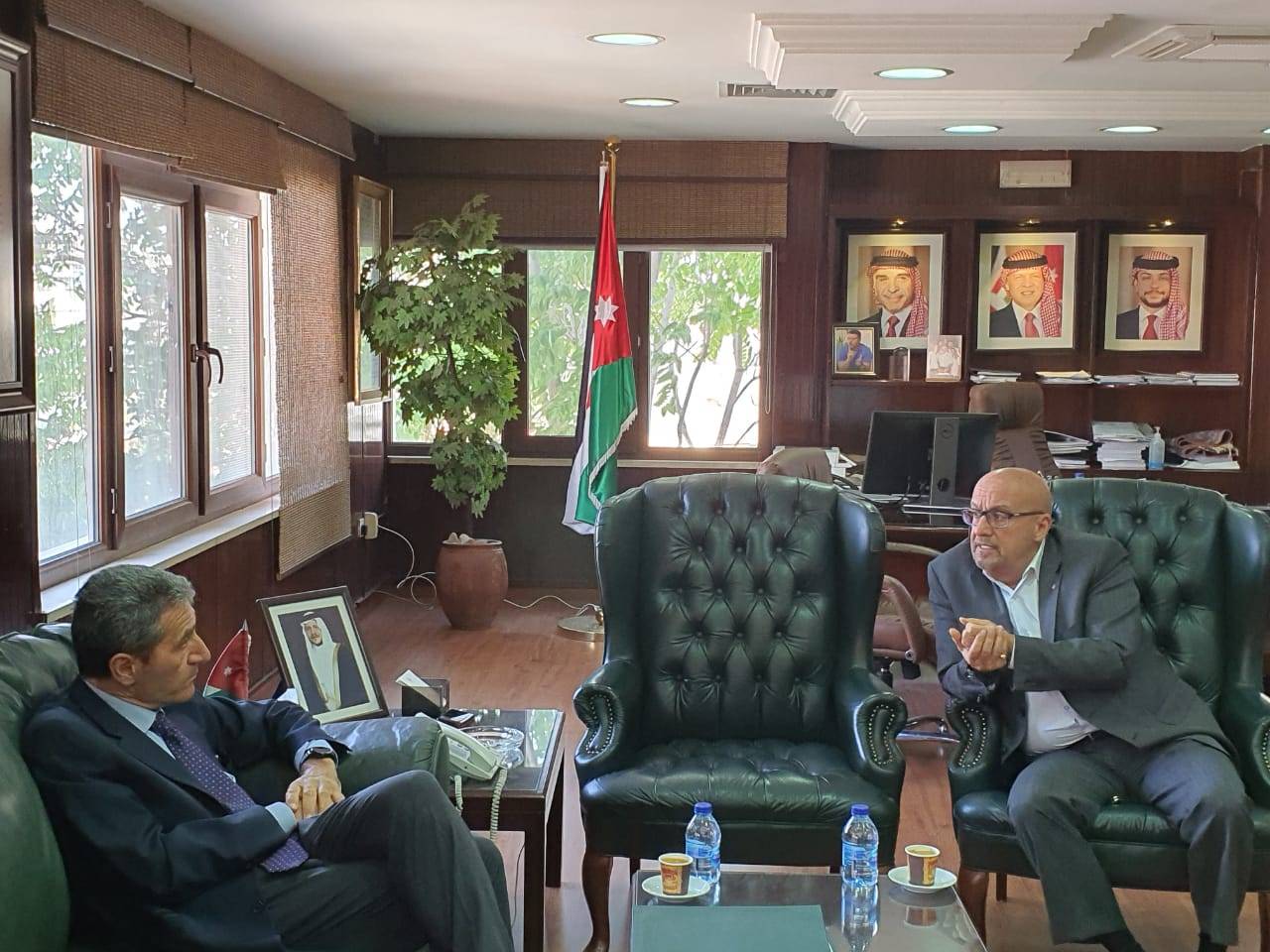 وزير المياه والري يبحث مع السفير الايطالي التعاون في تنفيذ عدد من المشاريع المائيه