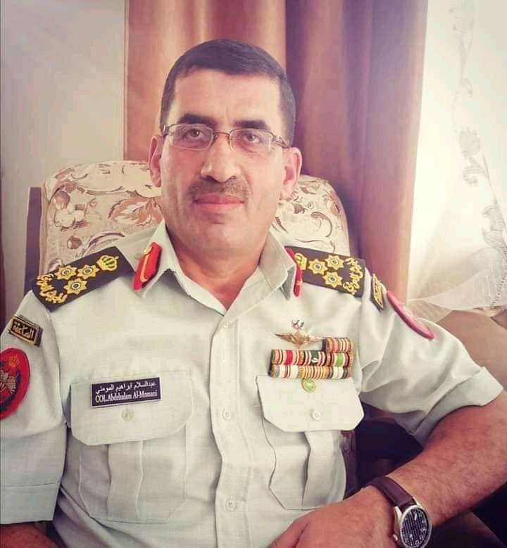 الدكتور مفضي المومني يهنئ السيد عبدالسلام إبراهيم المومني بمناسبة ترفيعه لرتبة عميد