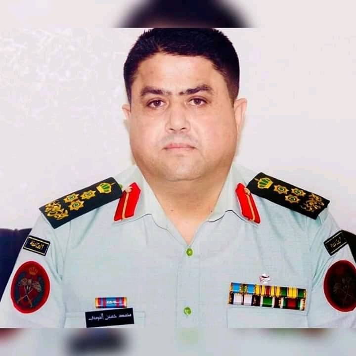 الدكتور مفضي المومني يهنئ السيد محمد حسين المومني بمناسبة ترفيعه لرتبة عميد