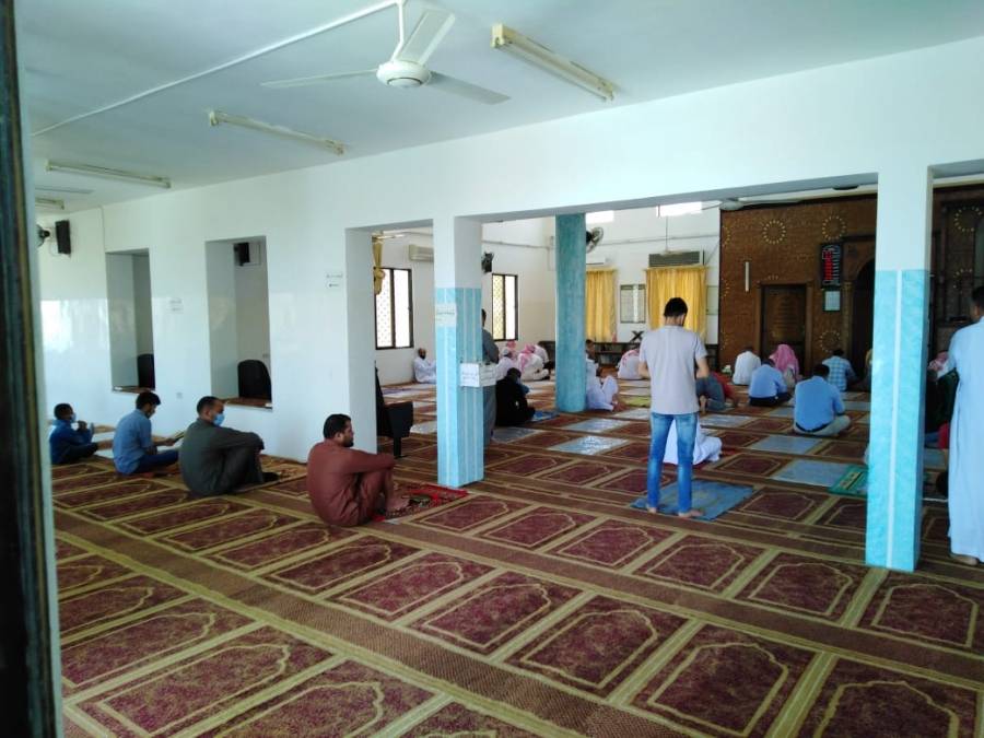 التزام المصلين بالتباعد الاجتماعي بمساجد لواء الموقر .. صور