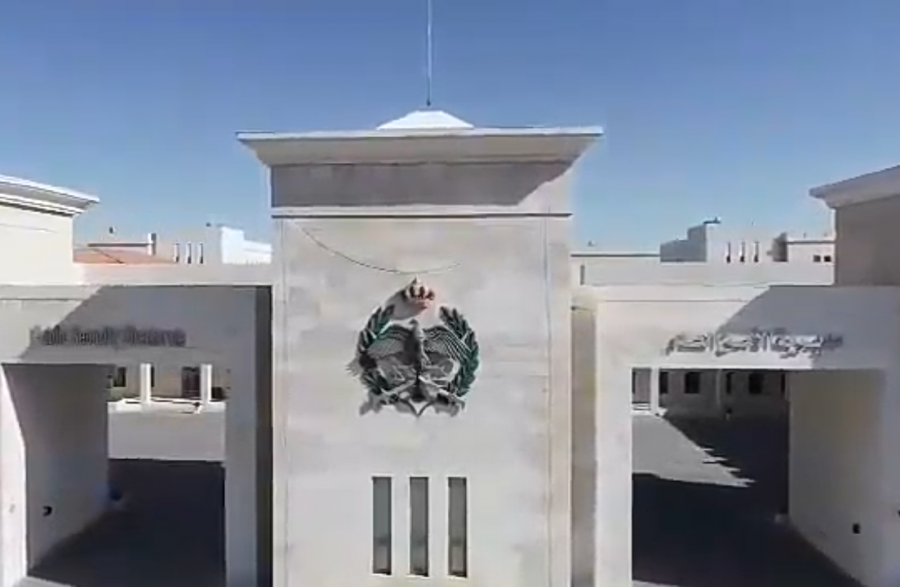 من هو صاحب الصوت المرافق لصافرات الانذار؟ وما هي الرسالة التي نقلها باسم زملائه .. فيديو