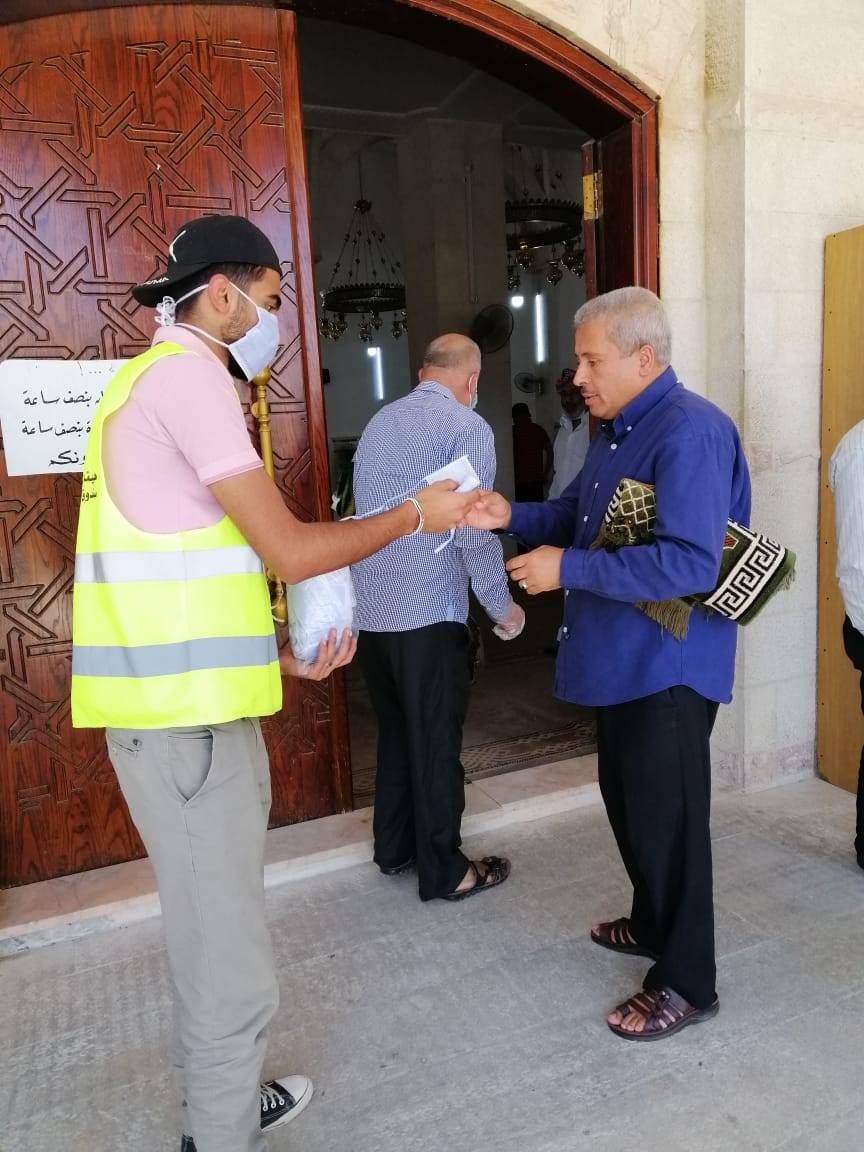 شباب كلنا الأردن تساعد بتنظيم عملية دخول المصلين الى المساجد في مادبا .. صور
