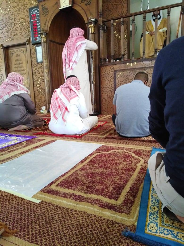 التزام المصلين بالتباعد الاجتماعي بمساجد لواء الموقر .. صور 