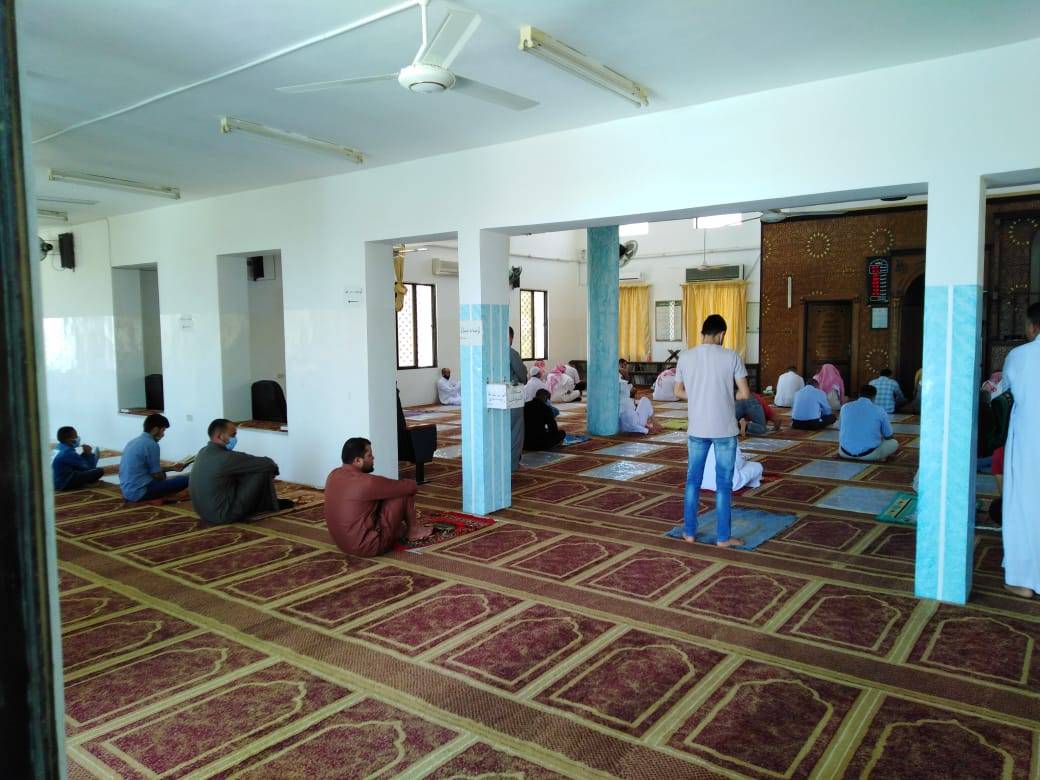 التزام المصلين بالتباعد الاجتماعي بمساجد لواء الموقر .. صور 