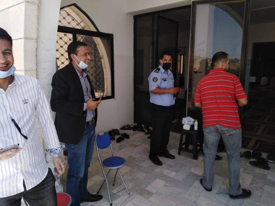 التزام المصلين بالتباعد الاجتماعي بمساجد لواء الموقر .. صور 