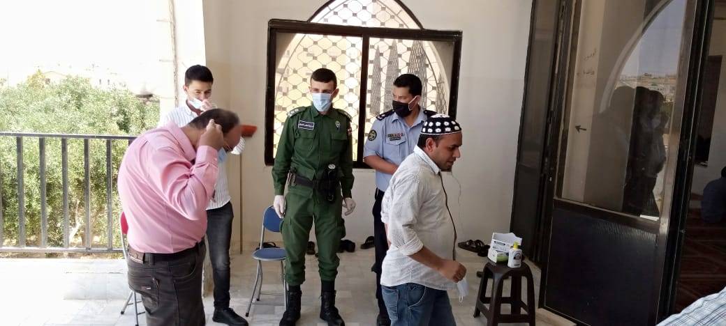 التزام المصلين بالتباعد الاجتماعي بمساجد لواء الموقر .. صور 