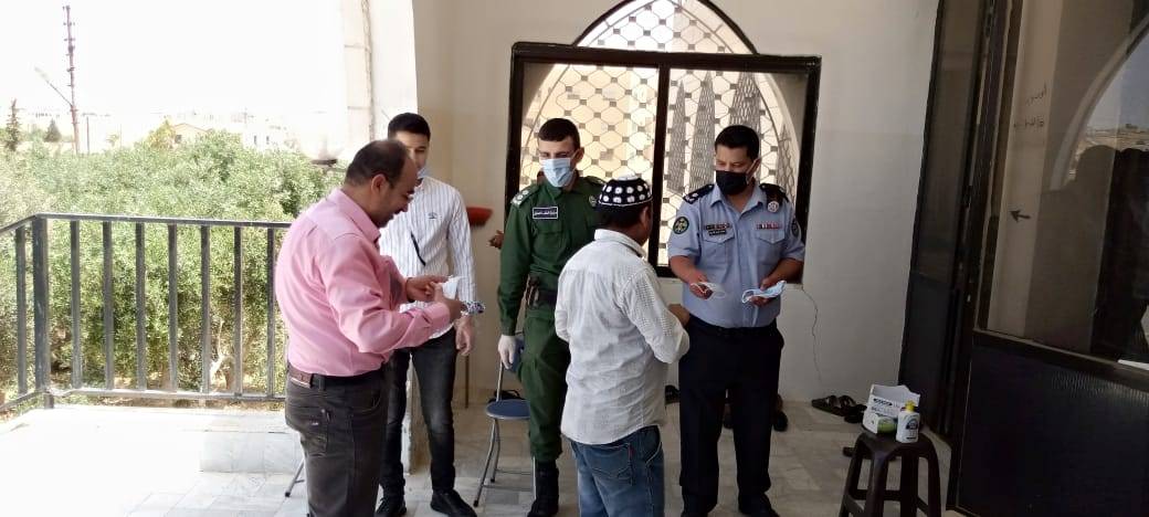 التزام المصلين بالتباعد الاجتماعي بمساجد لواء الموقر .. صور 