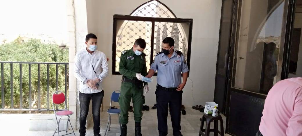 التزام المصلين بالتباعد الاجتماعي بمساجد لواء الموقر .. صور 