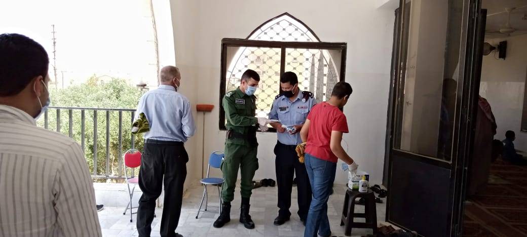 التزام المصلين بالتباعد الاجتماعي بمساجد لواء الموقر .. صور 