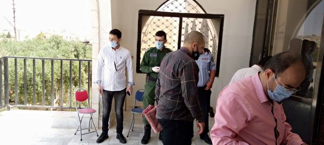 التزام المصلين بالتباعد الاجتماعي بمساجد لواء الموقر .. صور 