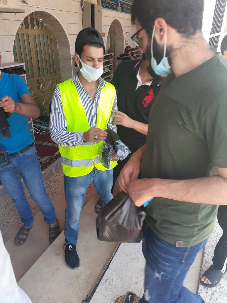 شباب كلنا الأردن تساعد بتنظيم عملية دخول المصلين الى المساجد في مادبا .. صور 