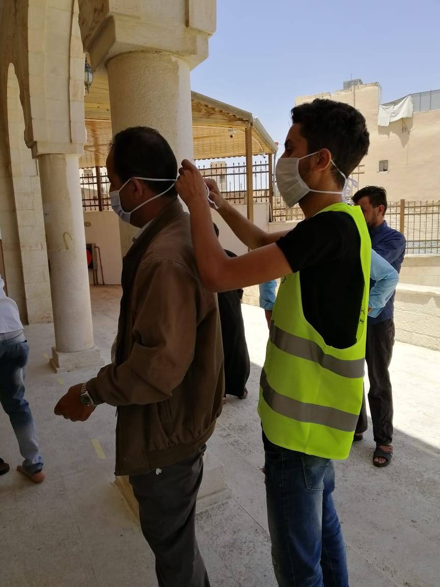 شباب كلنا الأردن تساعد بتنظيم عملية دخول المصلين الى المساجد في مادبا .. صور 