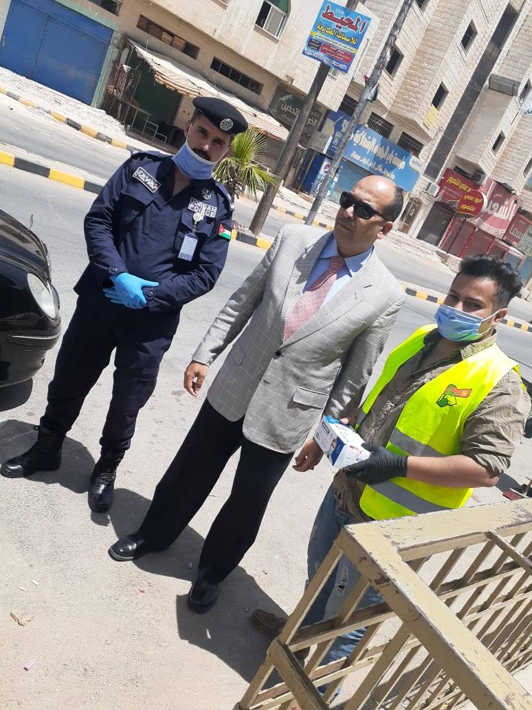 شباب كلنا الأردن تساعد بتنظيم عملية دخول المصلين الى المساجد في مادبا .. صور 