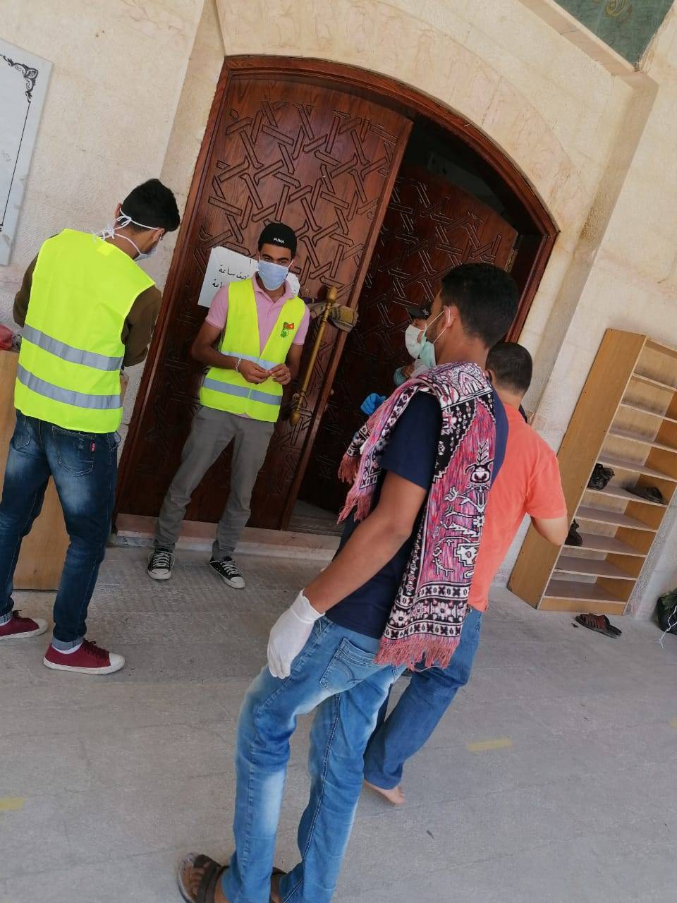 شباب كلنا الأردن تساعد بتنظيم عملية دخول المصلين الى المساجد في مادبا .. صور 