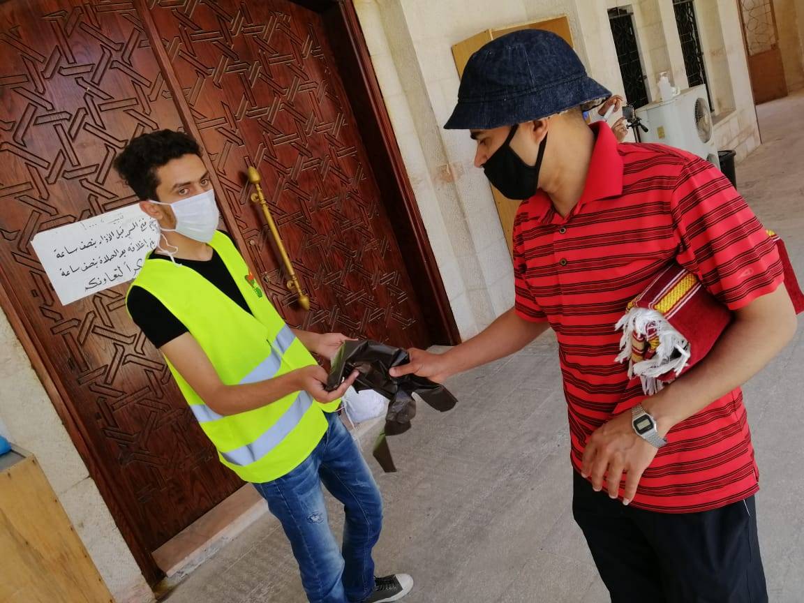 شباب كلنا الأردن تساعد بتنظيم عملية دخول المصلين الى المساجد في مادبا .. صور 