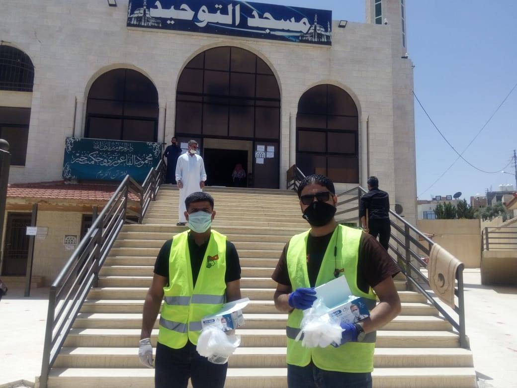 شباب كلنا الأردن تساعد بتنظيم عملية دخول المصلين الى المساجد في مادبا .. صور 