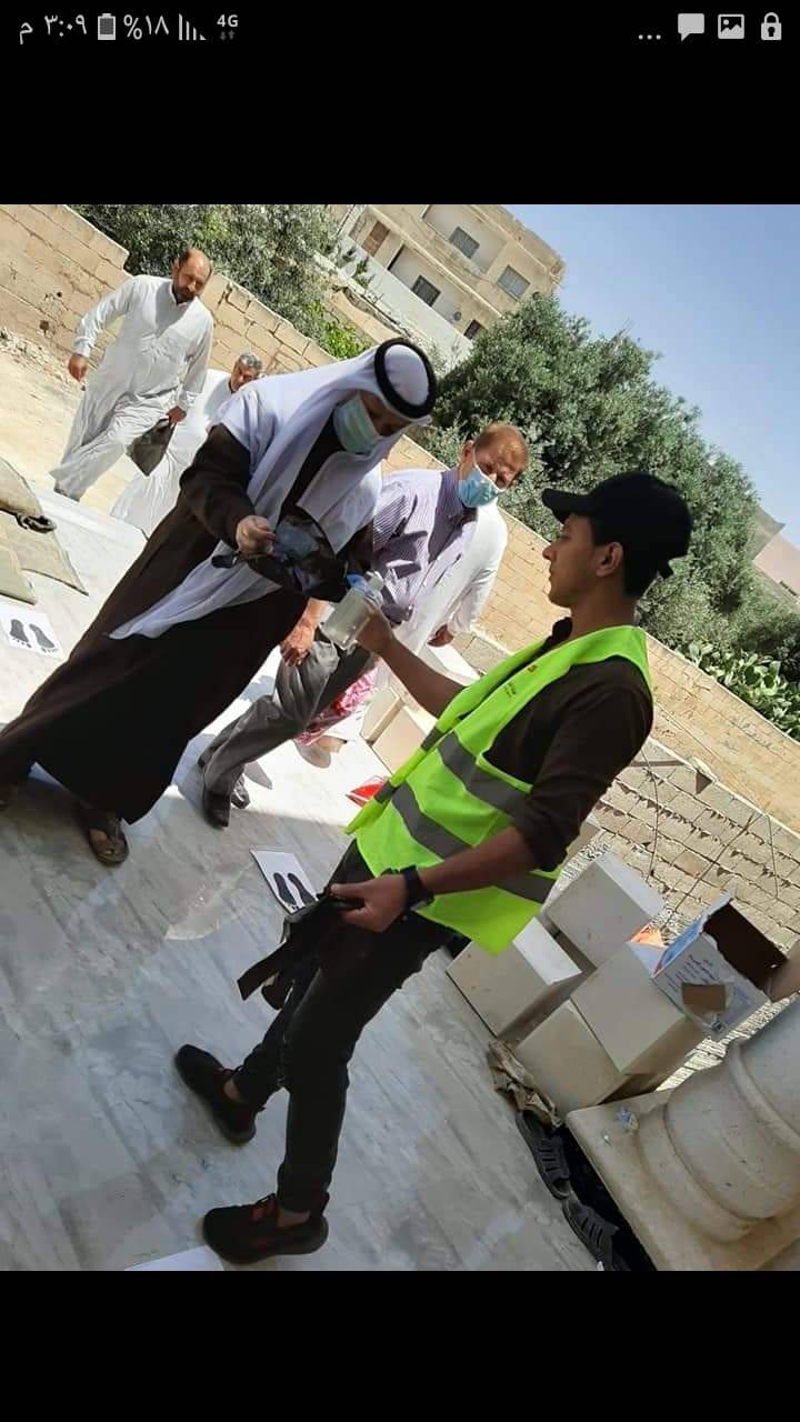شباب كلنا الأردن تساعد بتنظيم عملية دخول المصلين الى المساجد في مادبا .. صور 