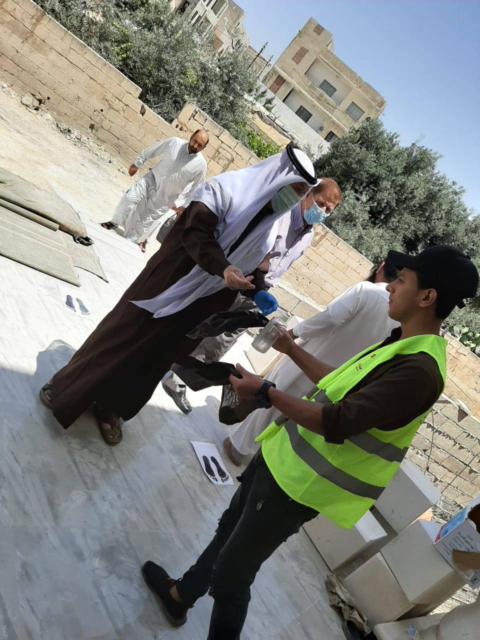 شباب كلنا الأردن تساعد بتنظيم عملية دخول المصلين الى المساجد في مادبا .. صور 