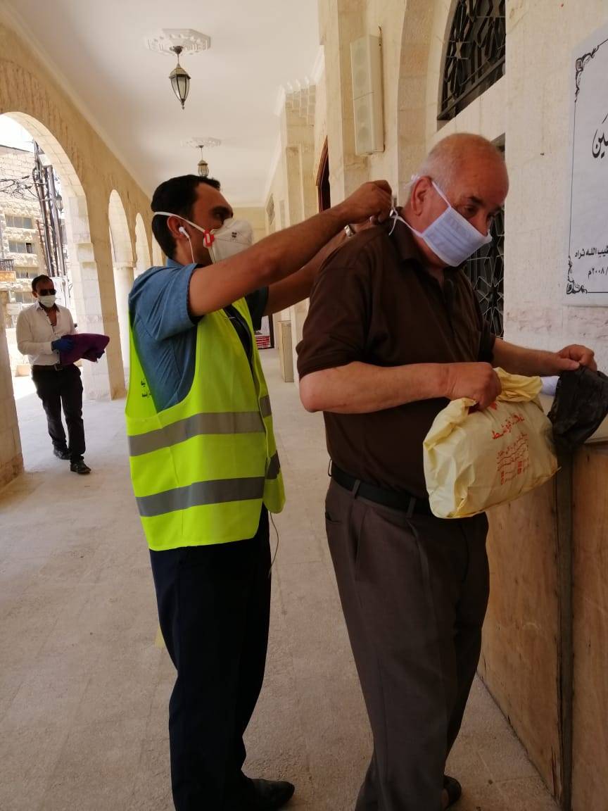 شباب كلنا الأردن تساعد بتنظيم عملية دخول المصلين الى المساجد في مادبا .. صور 