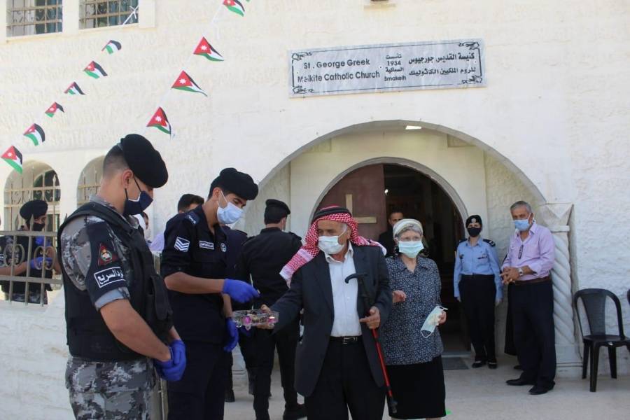 الامن العام يساهم في تنظيم وتسهيل وصول المصلين من الاخوة المسيحيين للكنائس .. صور