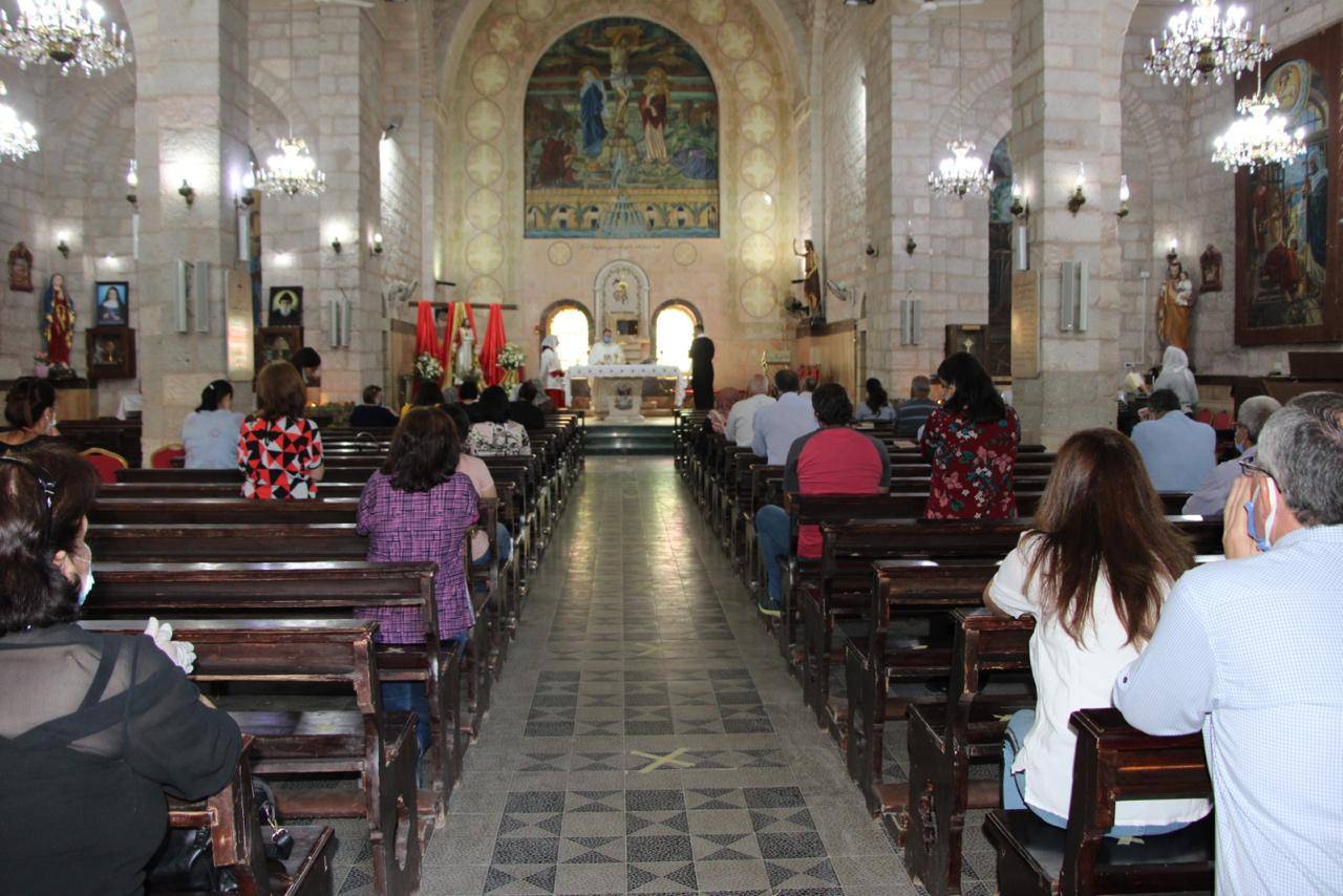 الامن العام يساهم في تنظيم وتسهيل وصول المصلين من الاخوة المسيحيين للكنائس .. صور