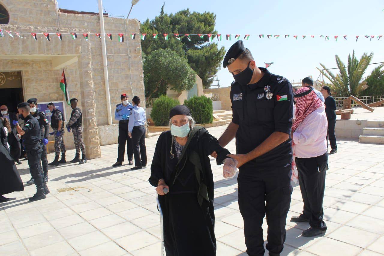 الامن العام يساهم في تنظيم وتسهيل وصول المصلين من الاخوة المسيحيين للكنائس .. صور